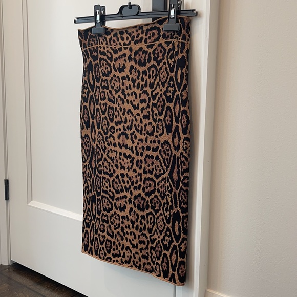 Leopard Print form fitting skirt Size Small - Picture 2 of 3